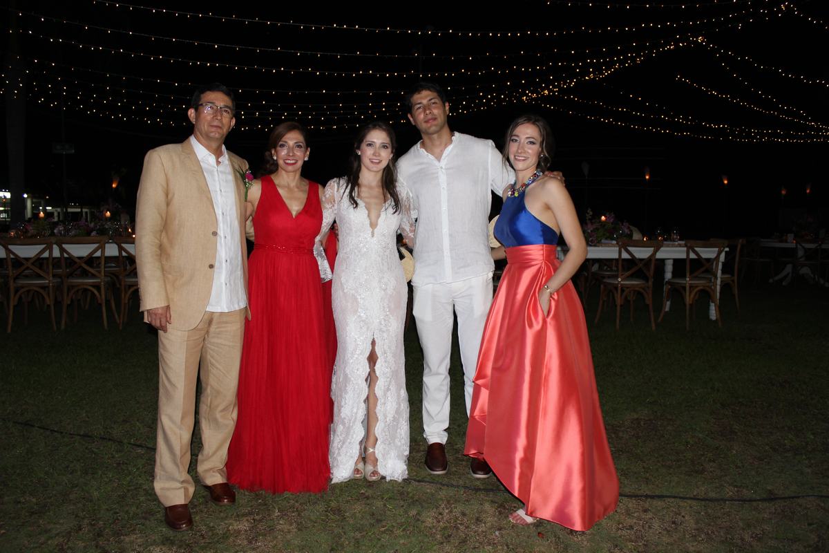 Los padres de la novia, Julio Antolinez, Sara Rodríguez, la novia Juliana Antolinez, Daniel Herrera y María Antolinez hermana de la novia.